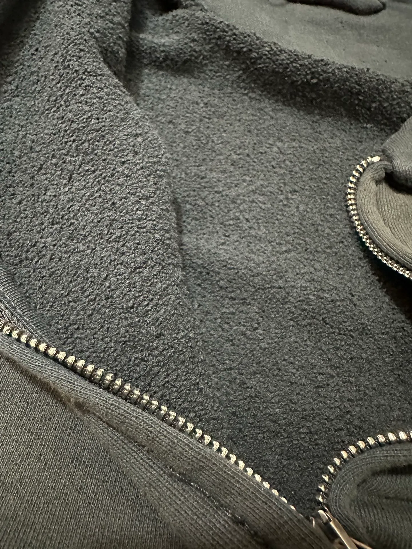 Acne Studios 26FW lapel zipper sweatshirt jacket. Fabric: Made of washed distressed terry cotton, ready-to-wear dyeing process, with Retro distressed and faded texture, and the edges of the collar are frayed and raw. Details: White embroidered text "Acne Studios STOCKHOLM" on the left chest; metal zipper (the original uses Lampo zipper); ribbed hem and cuffs, short length, optimized body proportions. The picture shows the carbon black/dark charcoal gray distressed color custom hardware, threads, accessories, plate alignment, men and women, Same Style Color: Dark Charcoal Gray, Light Green Size: XS S M L